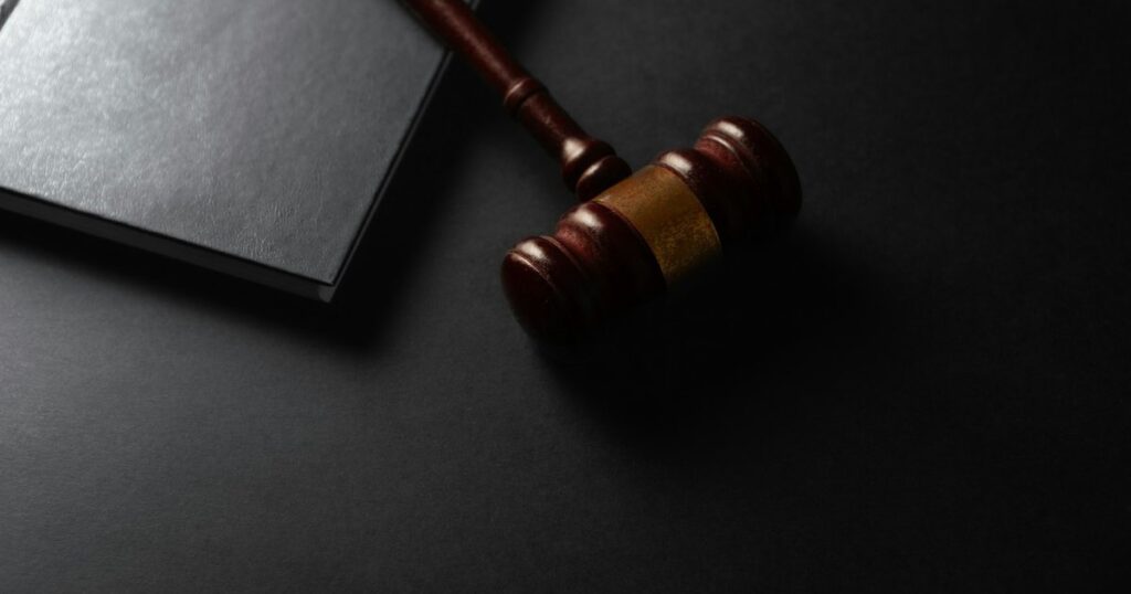 Martelletto da giudice accanto a un libro