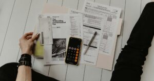 Moduli fiscali, calcolatrice e penna sulla scrivania