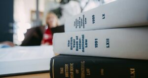 Libri di diritto impilati su una scrivania