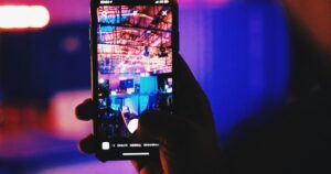 Mano che scatta una foto con lo smartphone