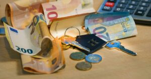 Banconote in euro e monete accanto a una calcolatrice